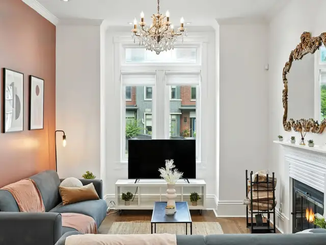 Corktown-Downtown-sleeps 10 + free parking + patio