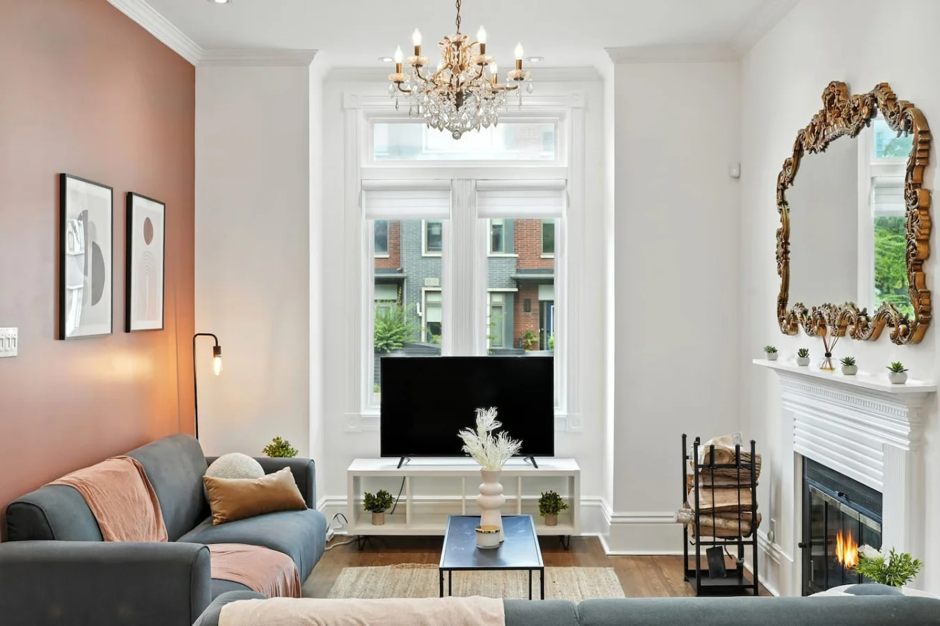 Corktown-Downtown-sleeps 10 + free parking + patio