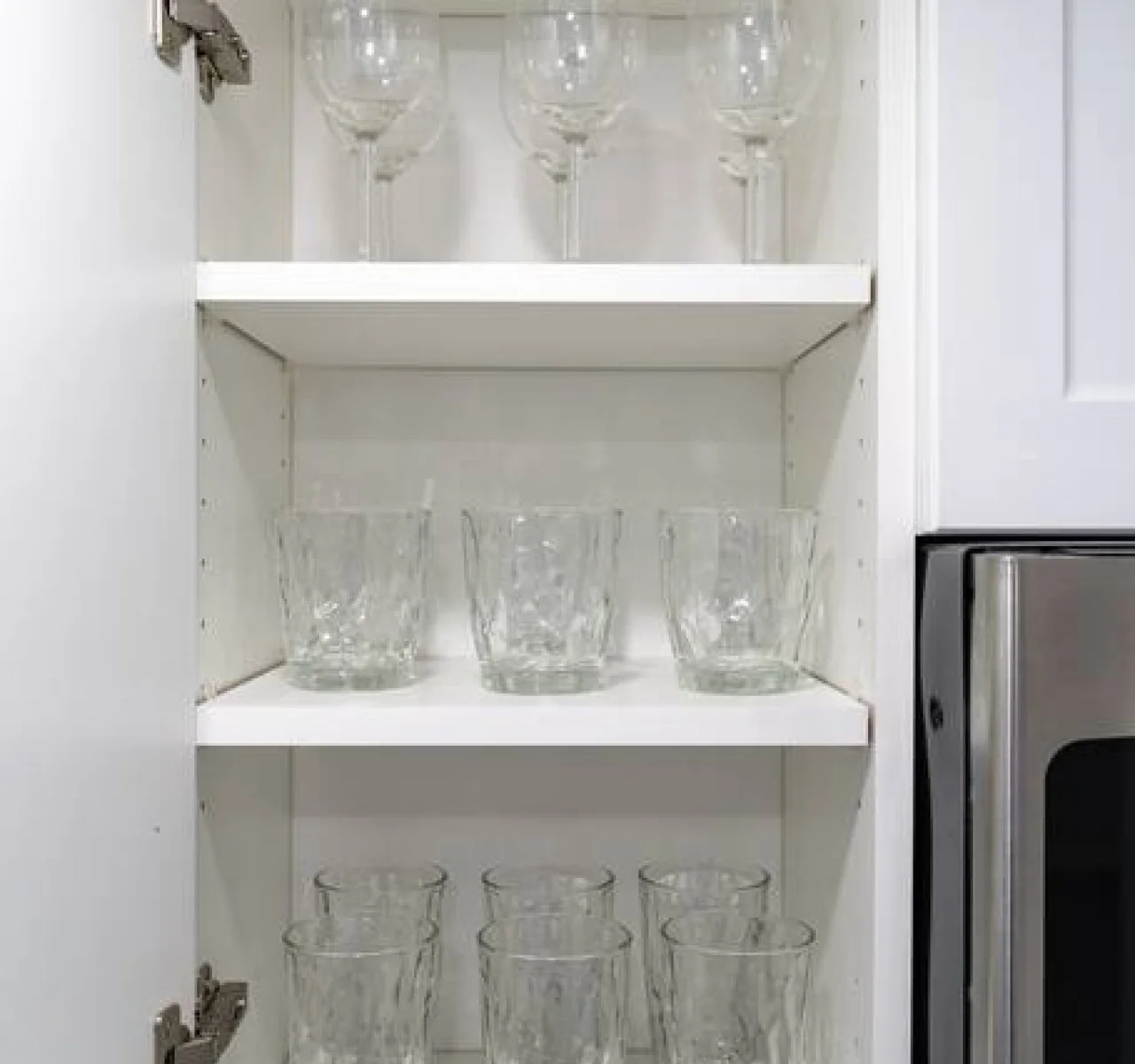 The kitchen’s open layout allows you to move freely as you prepare meals, with everything you need at your fingertips.