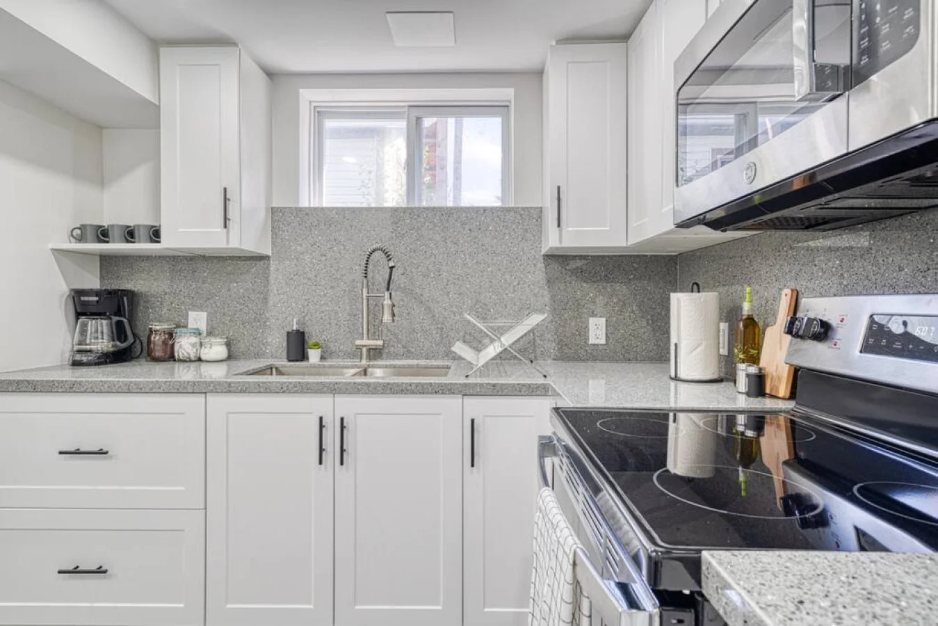 You can almost hear the sizzle of ingredients as you cook in the well-equipped kitchen, where every detail is designed for convenience.