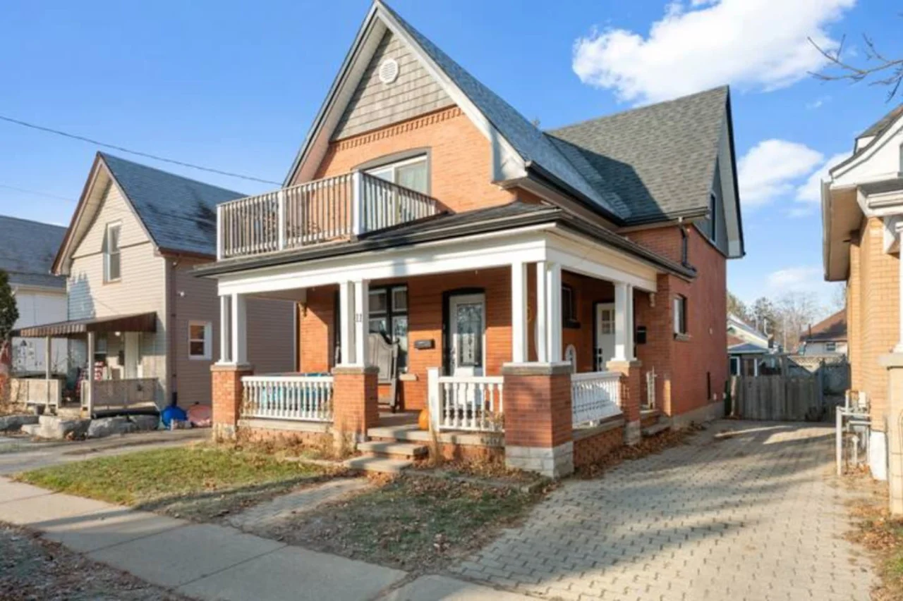The house’s exterior is a blend of modern and classic design elements, creating a welcoming and stylish facade.