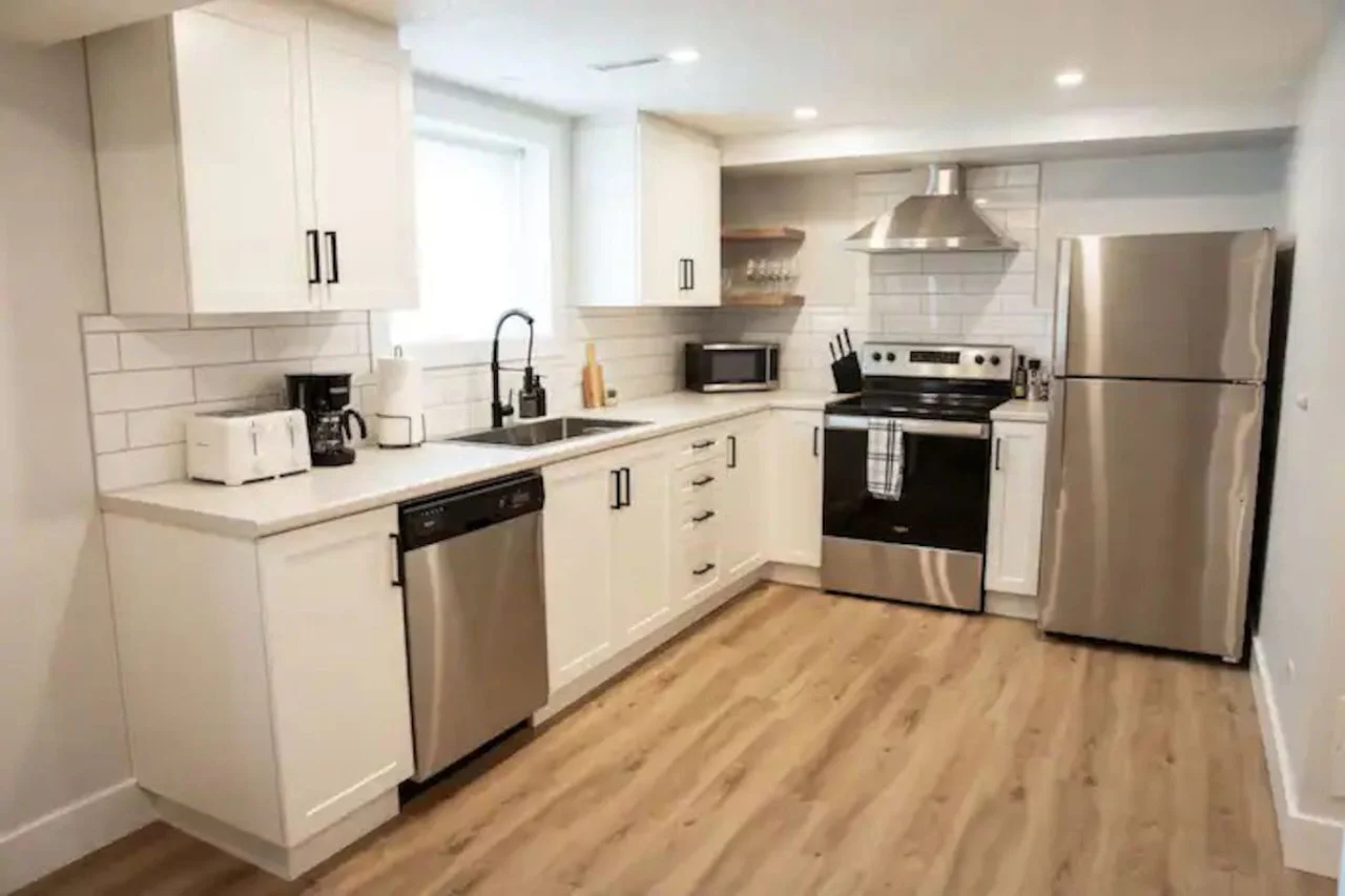 You’ll love the convenience of this fully equipped kitchen, where you can brew coffee, cook meals, or prepare snacks. The cozy layout and warm ambiance make cooking here a delightful part of your stay.