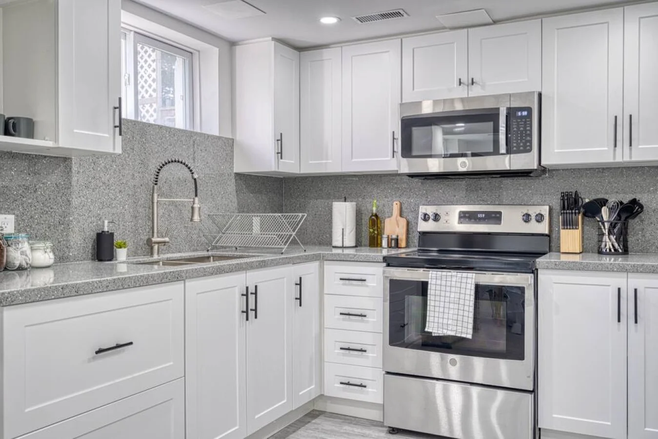 You can almost hear the sizzle of ingredients as you cook in the well-equipped kitchen, where every detail is designed for convenience.
