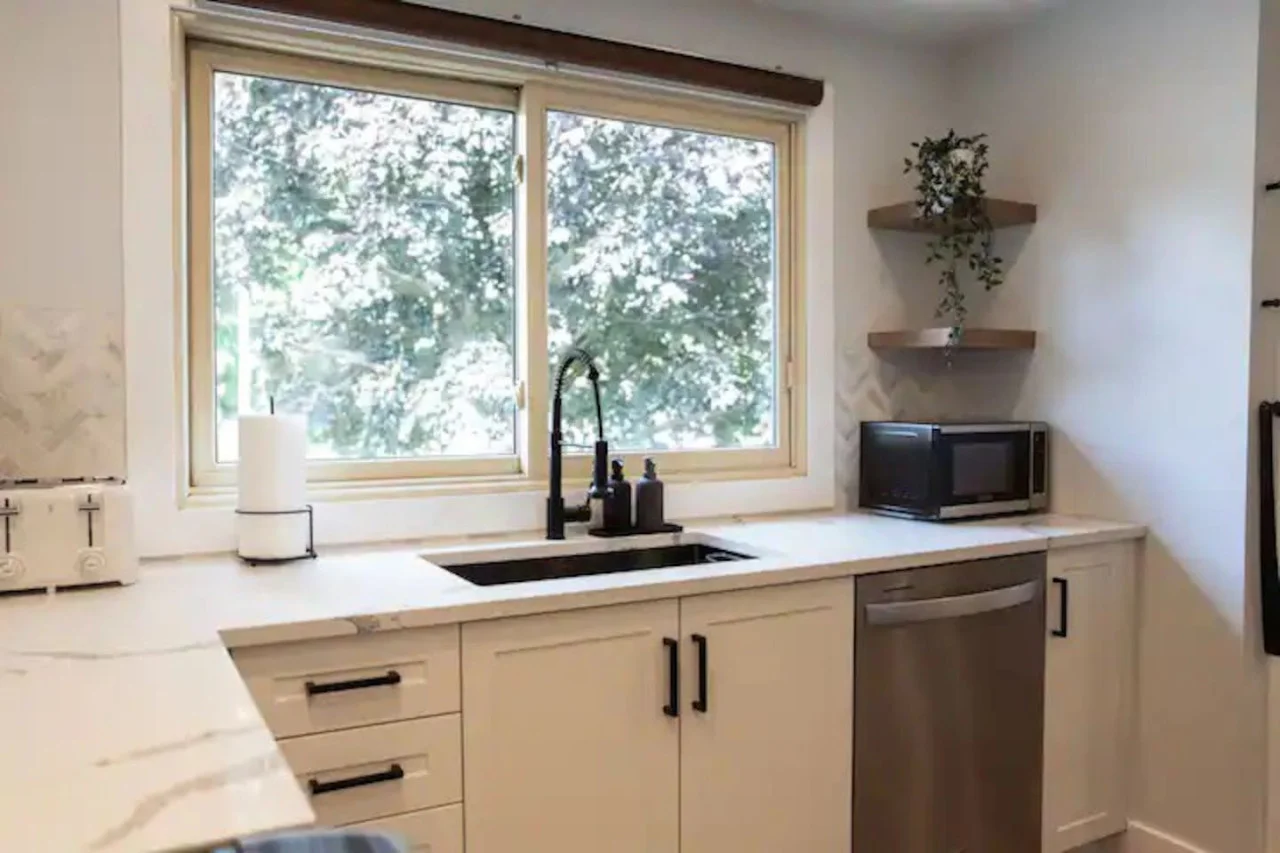 The kitchen’s open layout allows you to move freely as you prepare meals, with everything you need at your fingertips.