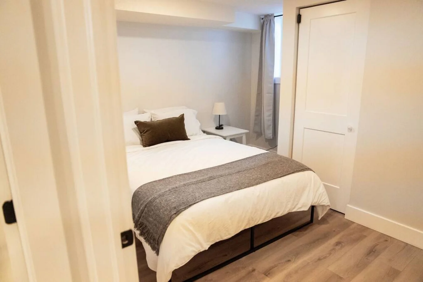 You’ll feel enveloped in warmth in this charming room with its rich wood accents and inviting bed. Wake up refreshed, surrounded by rustic coziness, and enjoy the perfect mix of comfort and natural vibes