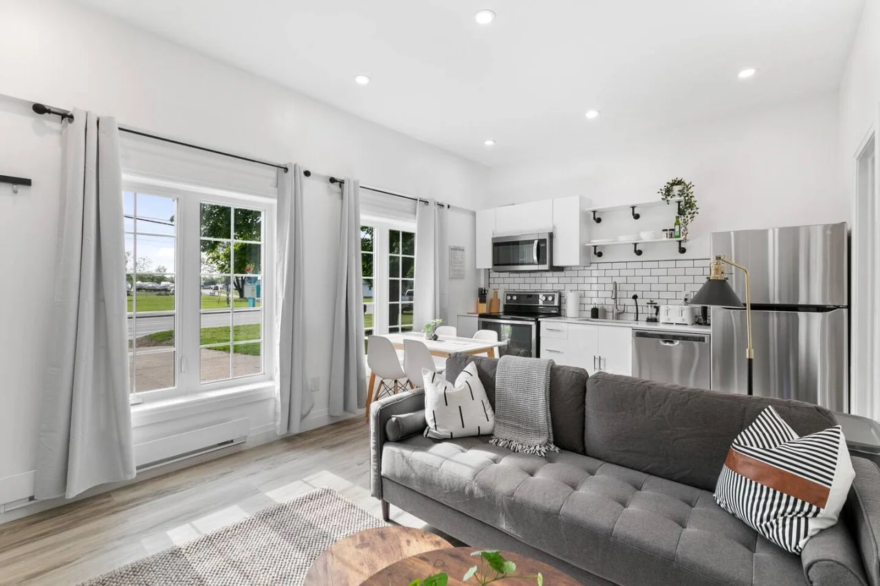 Mins to marina and river – 1 bed suite