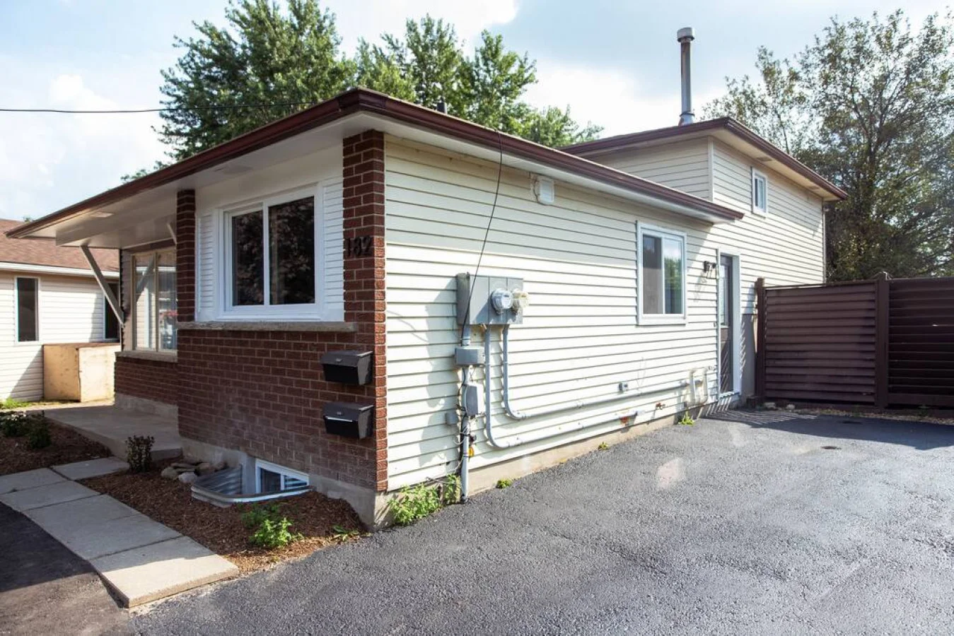 The house’s exterior is a blend of modern and classic design elements, creating a welcoming and stylish facade.
