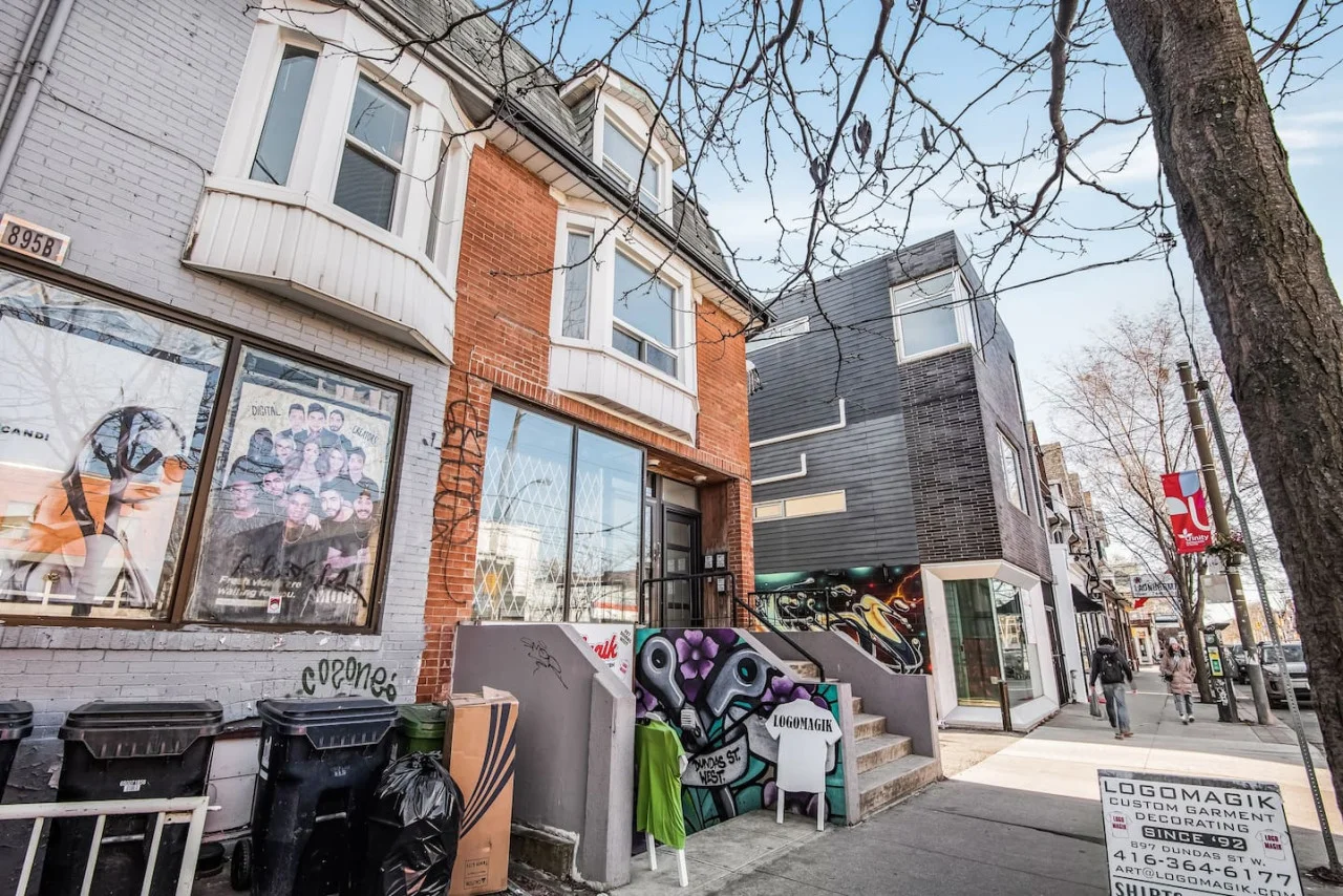 The house’s exterior is a blend of modern and classic design elements, creating a welcoming and stylish facade.