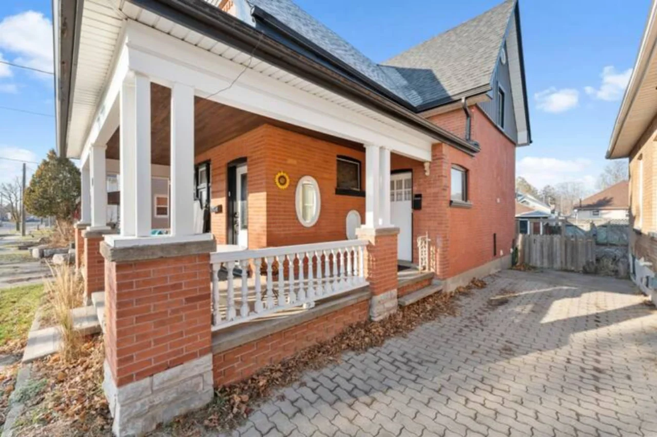 The house’s exterior is a blend of modern and classic design elements, creating a welcoming and stylish facade.