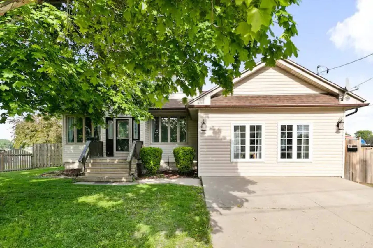 The house’s exterior is a blend of modern and classic design elements, creating a welcoming and stylish facade.