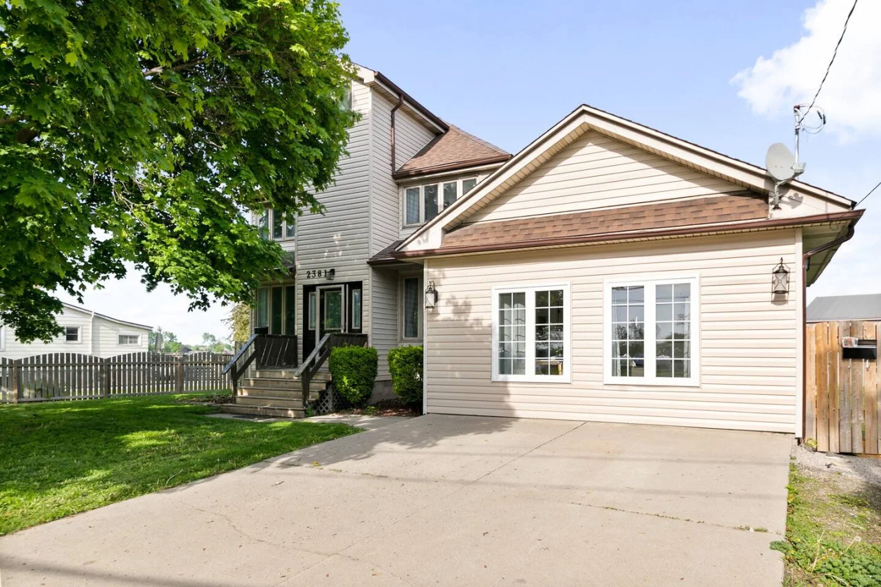 The house’s exterior is a blend of modern and classic design elements, creating a welcoming and stylish facade.