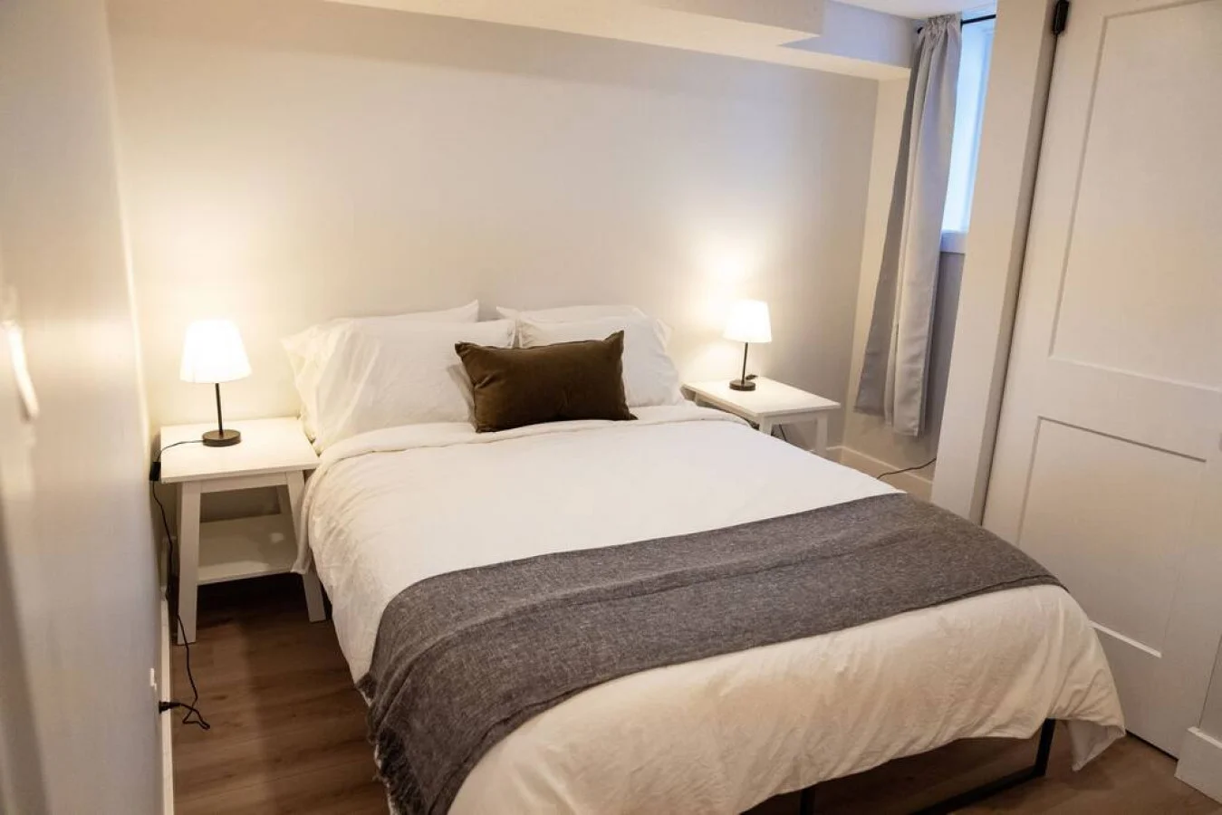 You’ll feel enveloped in warmth in this charming room with its rich wood accents and inviting bed. Wake up refreshed, surrounded by rustic coziness, and enjoy the perfect mix of comfort and natural vibes