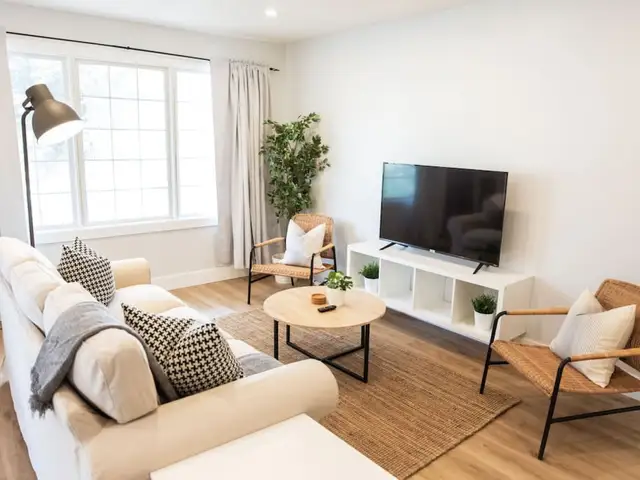 Designer Luxe Home – 3 bed/1 bath + Parking & Wifi