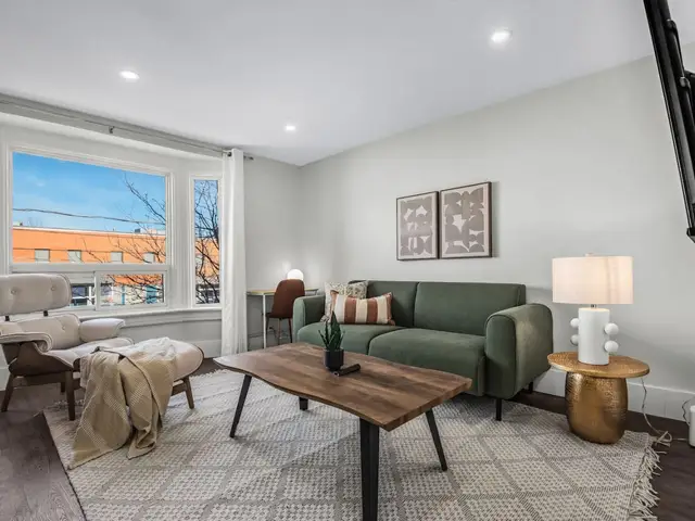 3 bed+TTC+Trinity Bellwoods+Kensington+Work desk