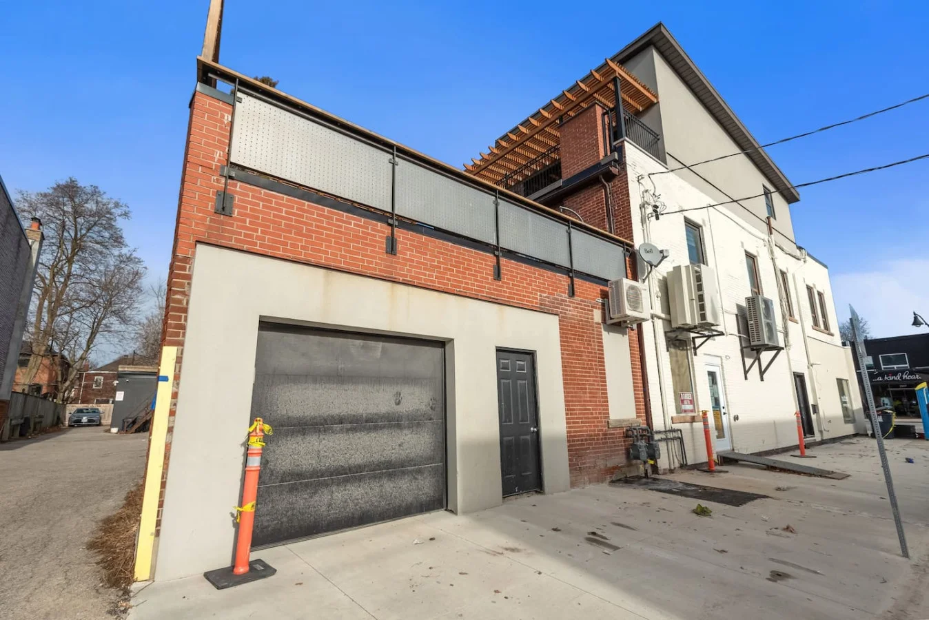 The house’s exterior is a blend of modern and classic design elements, creating a welcoming and stylish facade.