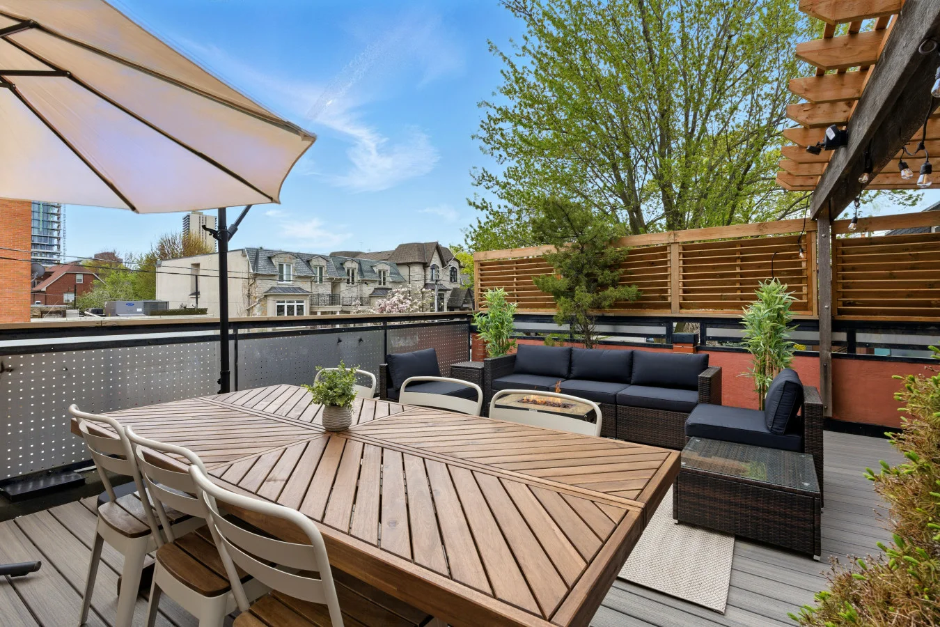 An open-concept area featuring a modern furnishings, and a stylish entertainment setup—ideal for gatherings and relaxation.