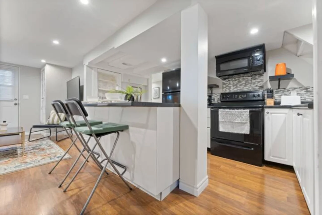 Open-concept area featuring a modern furnishings, and a stylish entertainment setup—ideal for gatherings and relaxation.
