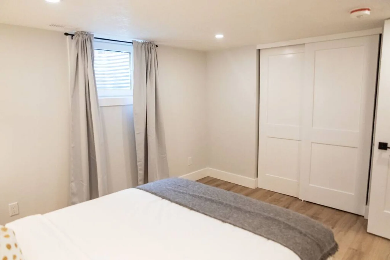 You’ll feel enveloped in warmth in this charming room with its rich wood accents and inviting bed. Wake up refreshed, surrounded by rustic coziness, and enjoy the perfect mix of comfort and natural vibes