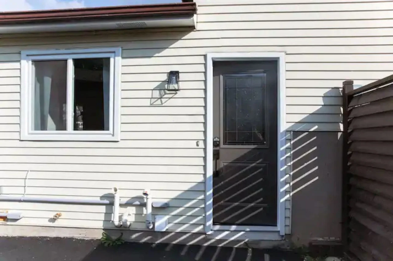 The house’s exterior is a blend of modern and classic design elements, creating a welcoming and stylish facade.
