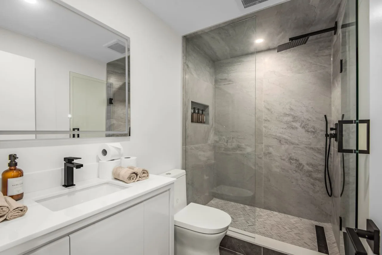 Fully equipped bathroom, complete with modern ameneties and thoughtful touches for your comfort