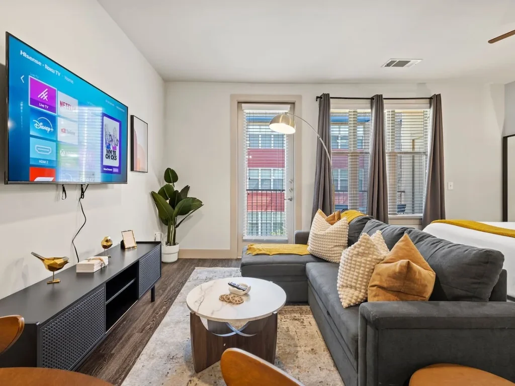Sleeps 3 | Pool | Gym | SMU | Parking