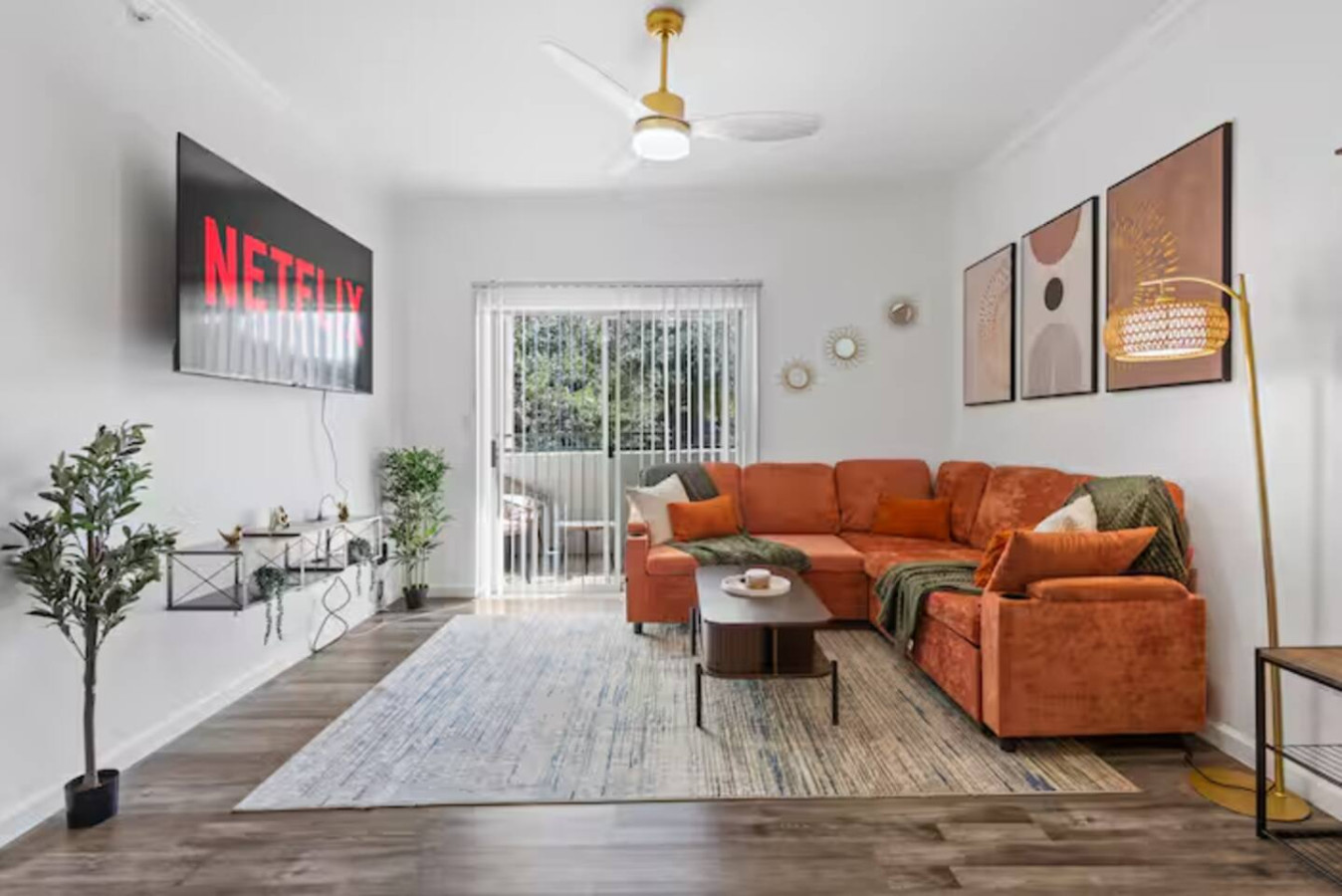 Sleeps 8 Downtown | Pool, Gym, WiFi + Free Parking