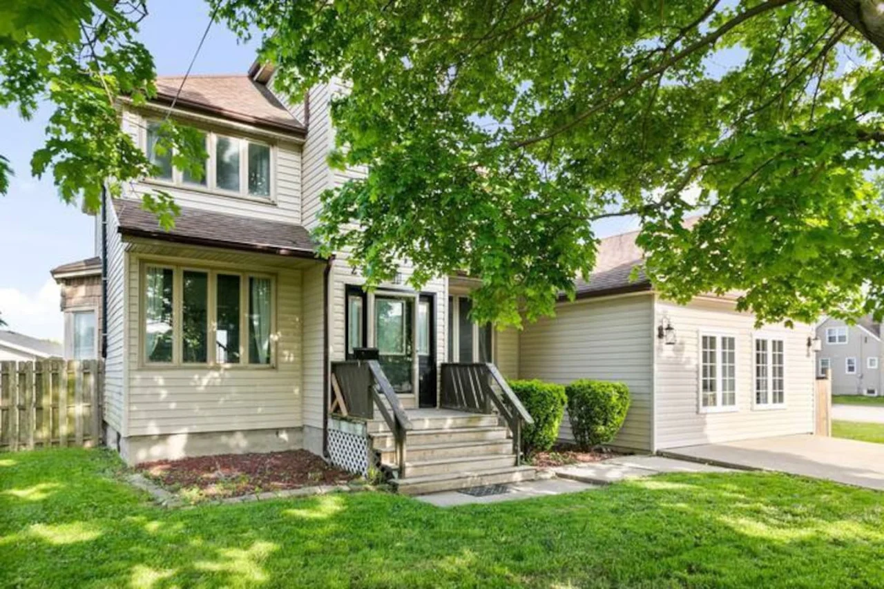 The house’s exterior is a blend of modern and classic design elements, creating a welcoming and stylish facade.