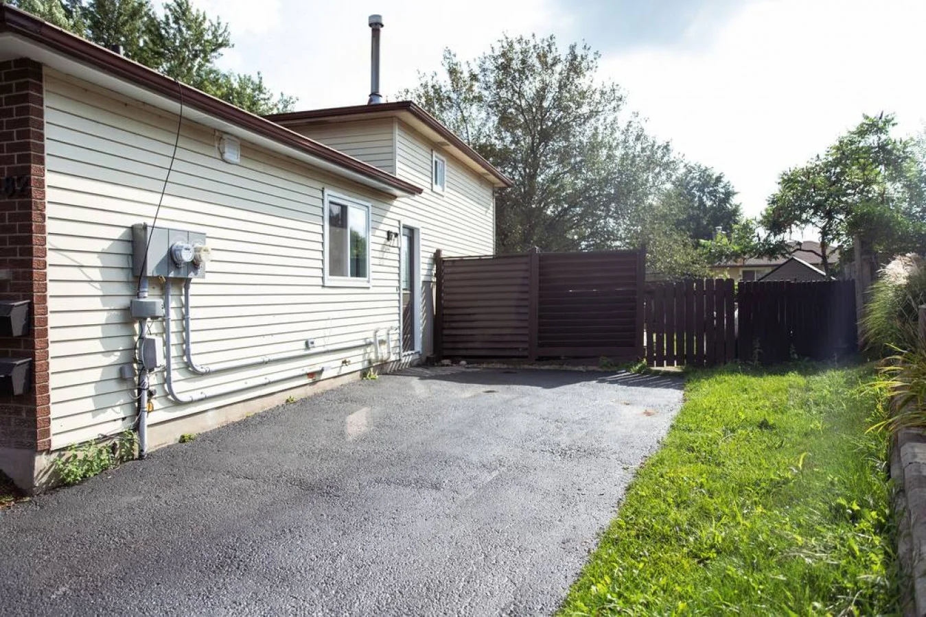 The house’s exterior is a blend of modern and classic design elements, creating a welcoming and stylish facade.