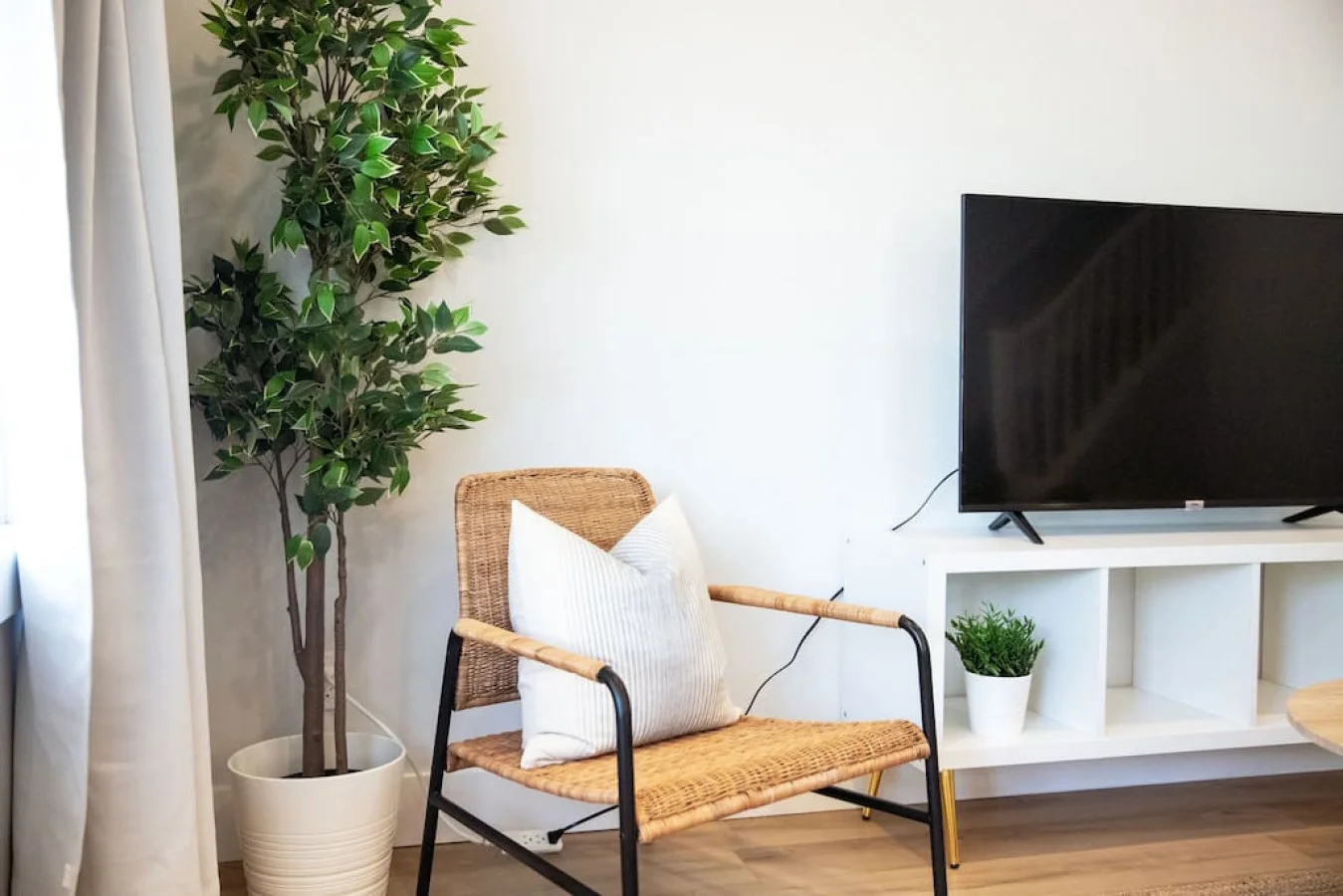 The living room’s cozy vibe makes it the perfect spot to relax, with ample seating and a warm ambiance.