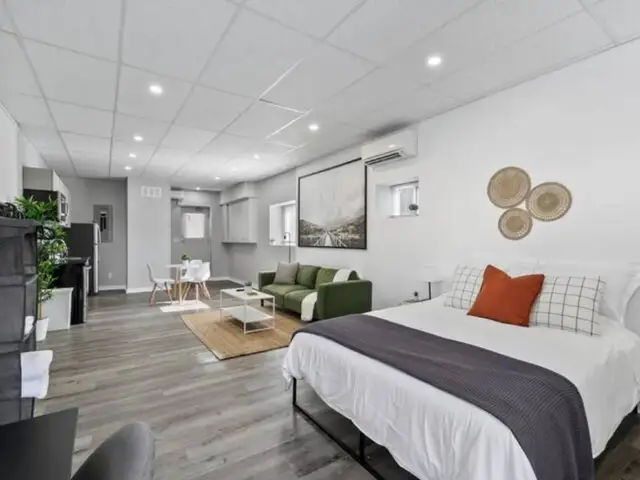 Howard D · Studio Aria-Walkerville Suite w/ parking