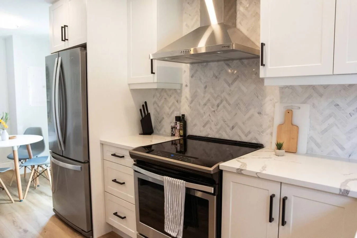 You can almost hear the sizzle of ingredients as you cook in the well-equipped kitchen, where every detail is designed for convenience.