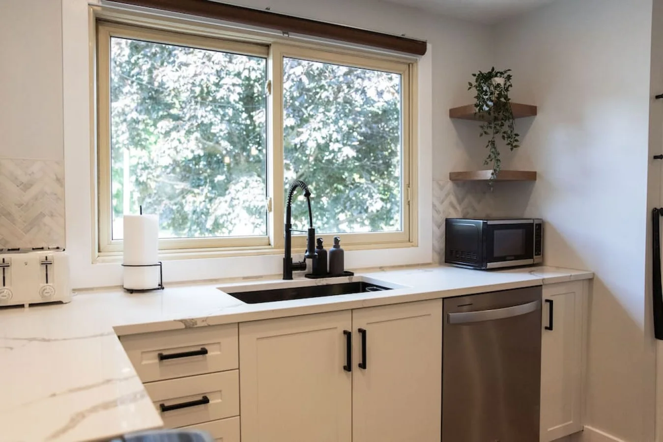 The kitchen’s open layout allows you to move freely as you prepare meals, with everything you need at your fingertips.