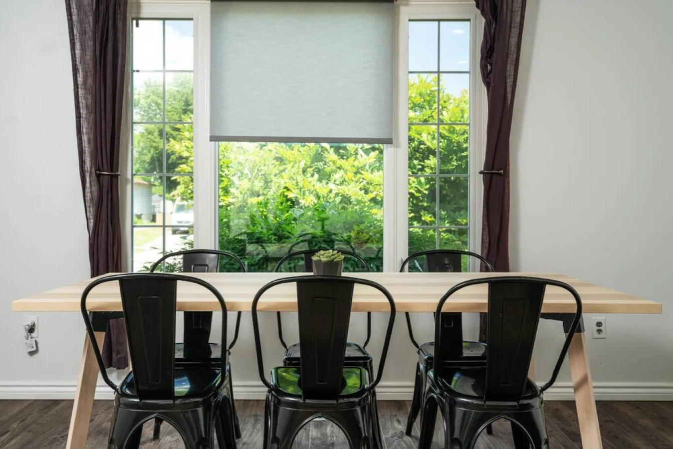 Big dining table that comfortably seats 6