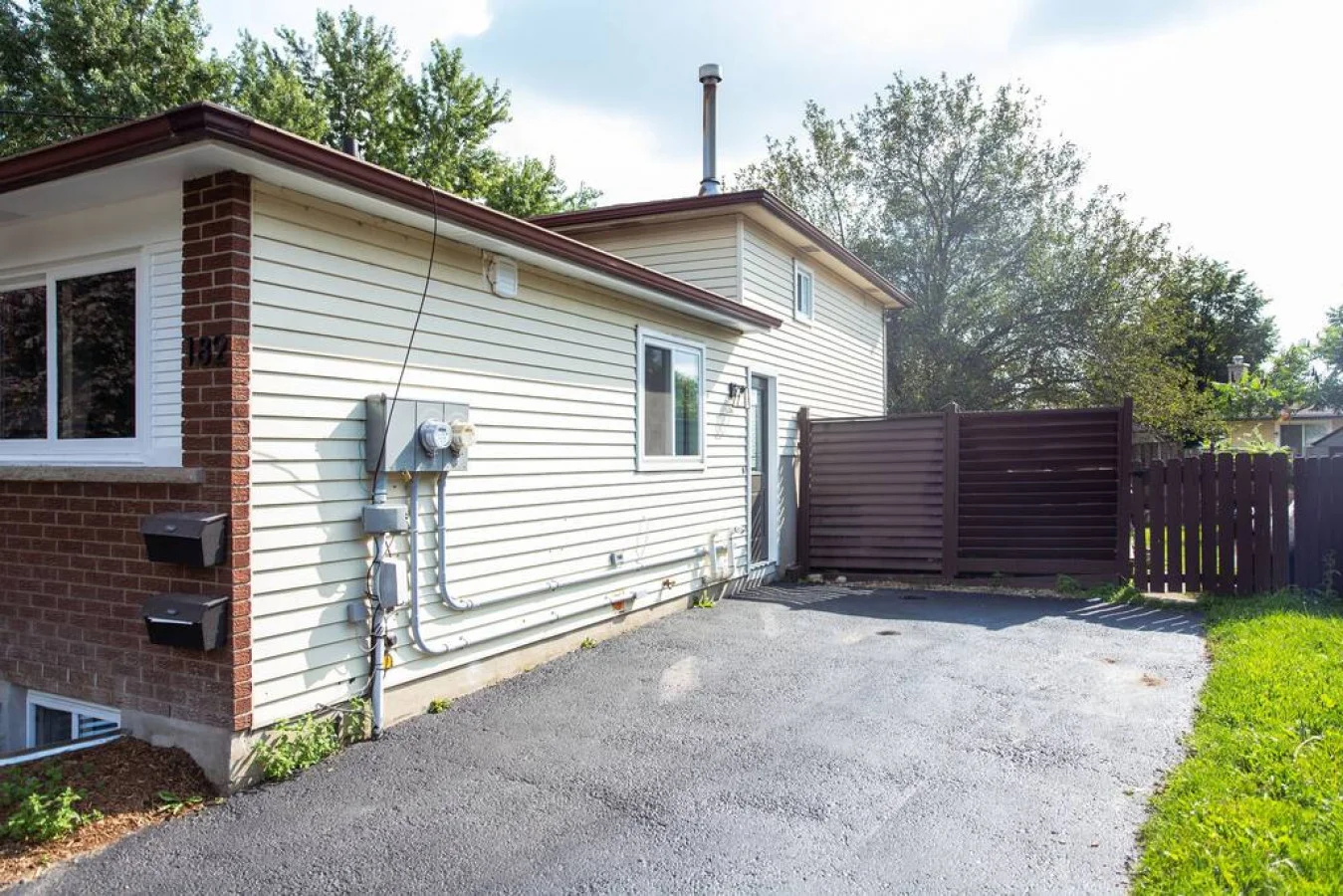 The house’s exterior is a blend of modern and classic design elements, creating a welcoming and stylish facade.