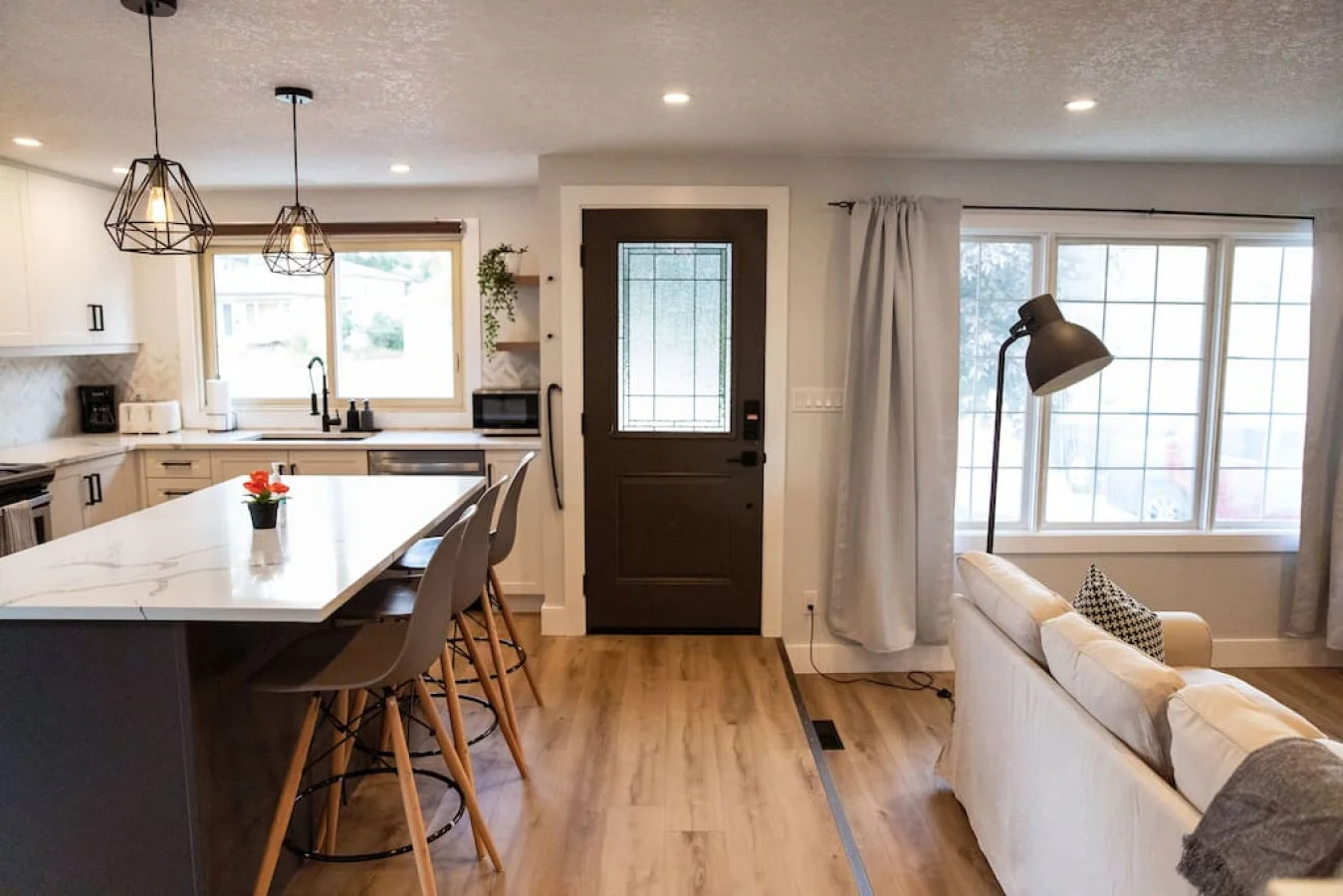 The kitchen’s open layout allows you to move freely as you prepare meals, with everything you need at your fingertips.