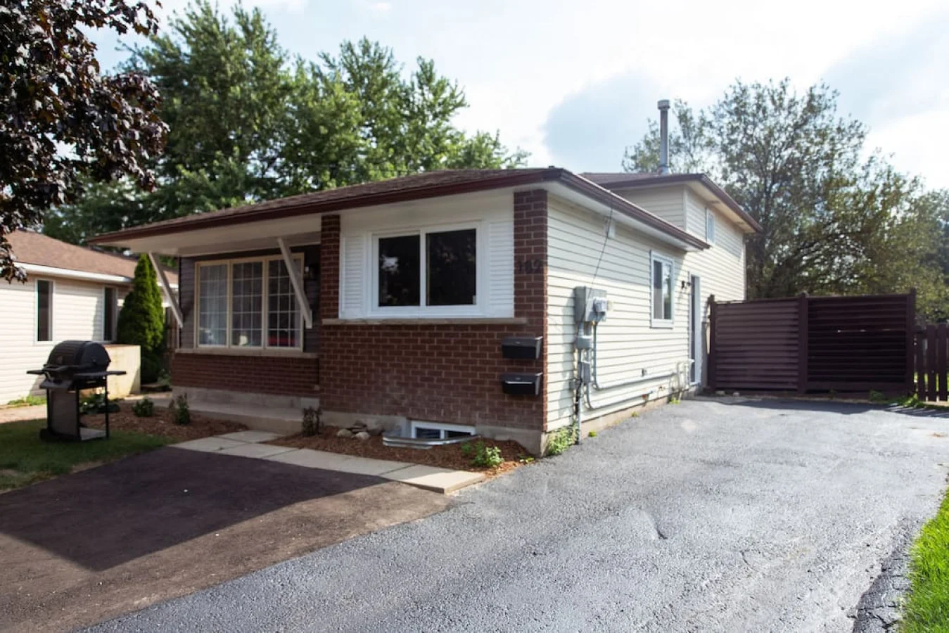 The house’s exterior is a blend of modern and classic design elements, creating a welcoming and stylish facade.