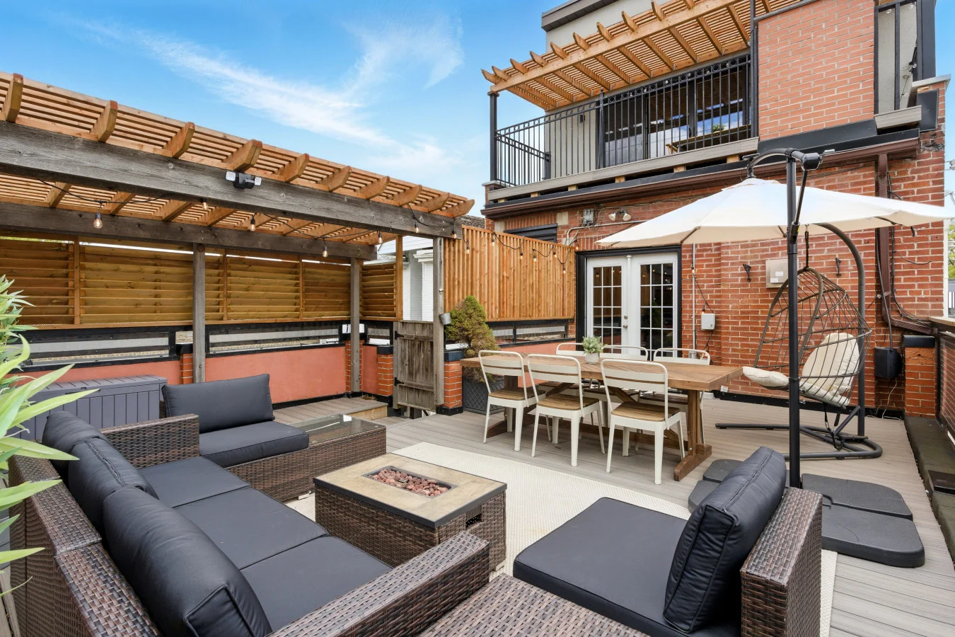 An open-concept area featuring a modern furnishings, and a stylish entertainment setup—ideal for gatherings and relaxation.