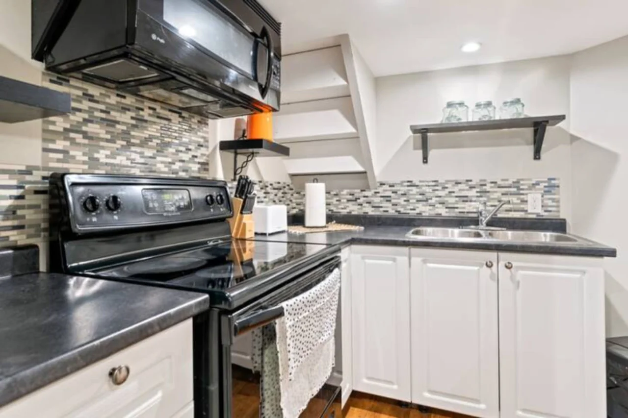 You can almost hear the sizzle of ingredients as you cook in the well-equipped kitchen, where every detail is designed for convenience.