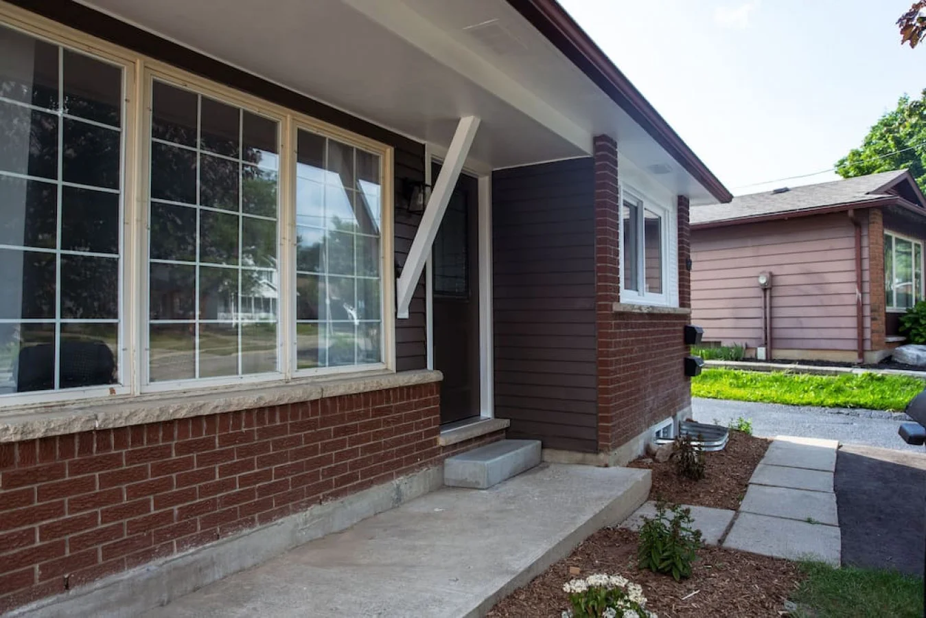 The house’s exterior is a blend of modern and classic design elements, creating a welcoming and stylish facade.