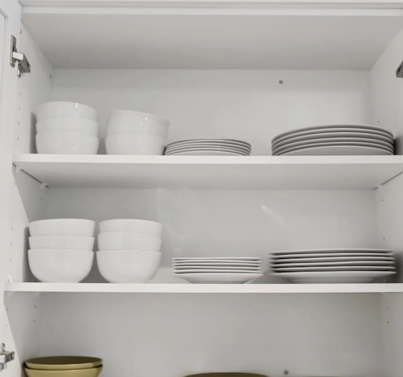 The kitchen’s open layout allows you to move freely as you prepare meals, with everything you need at your fingertips.