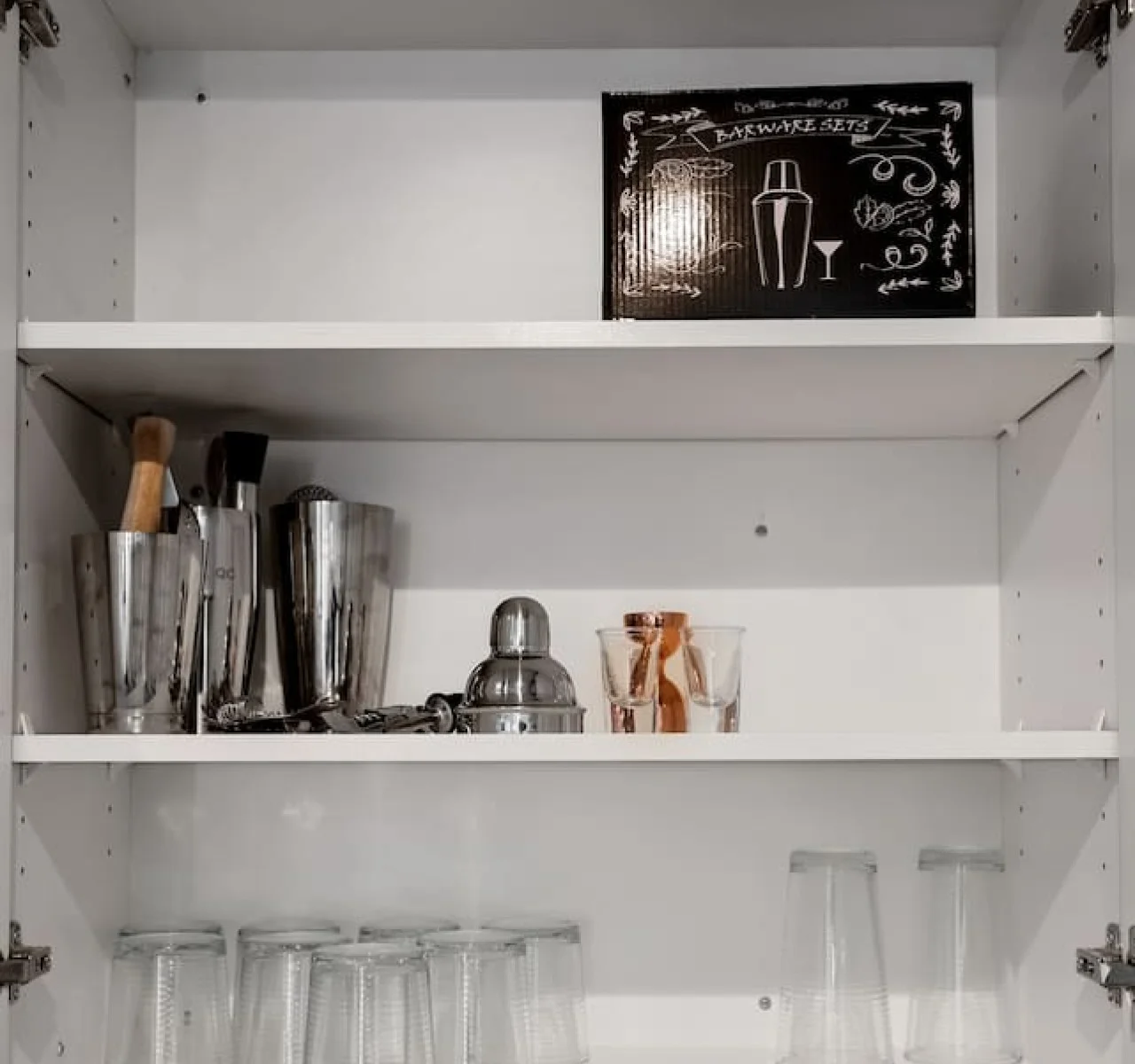 The kitchen’s open layout allows you to move freely as you prepare meals, with everything you need at your fingertips.