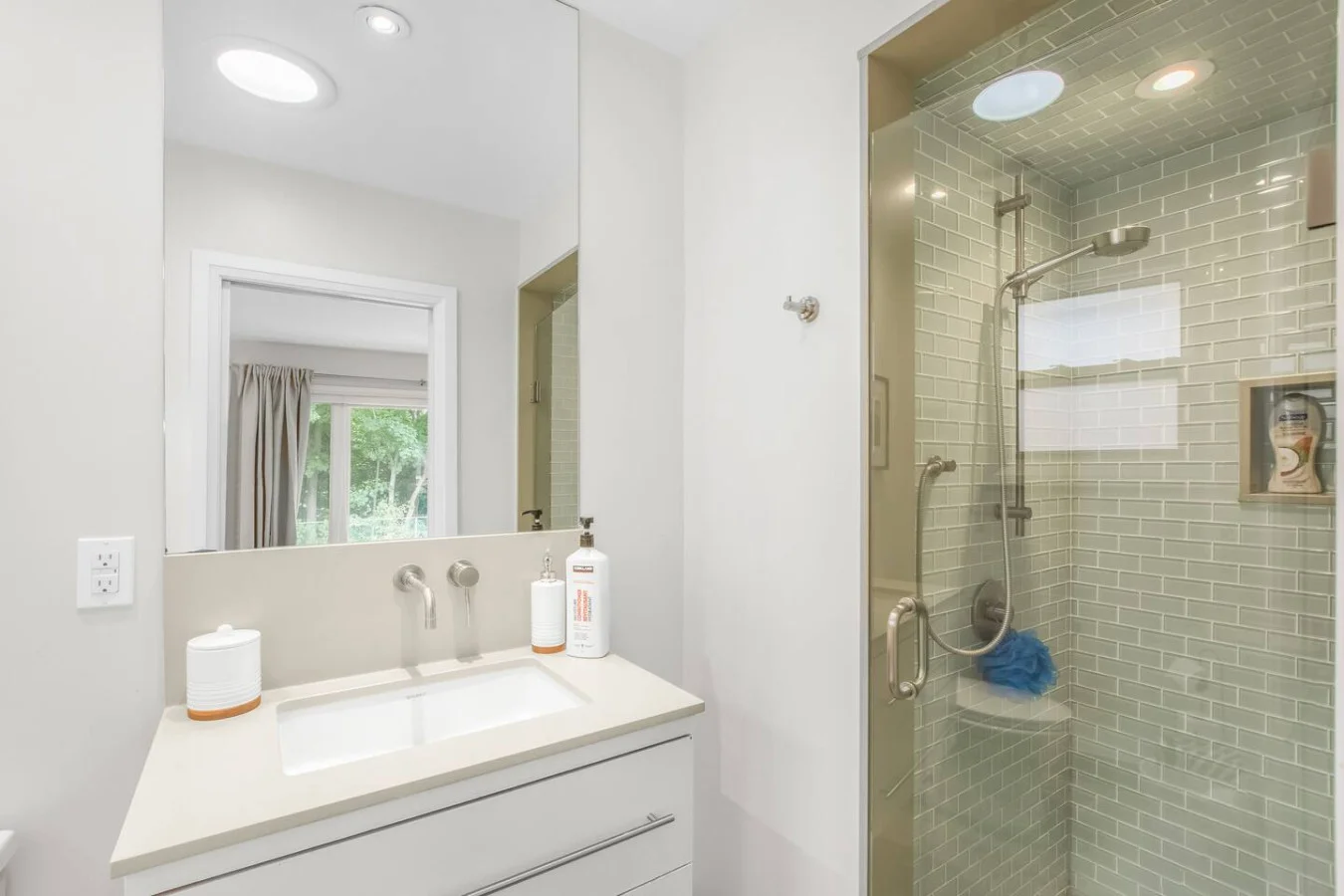 Ensuite Washroom to Queen Bedroom