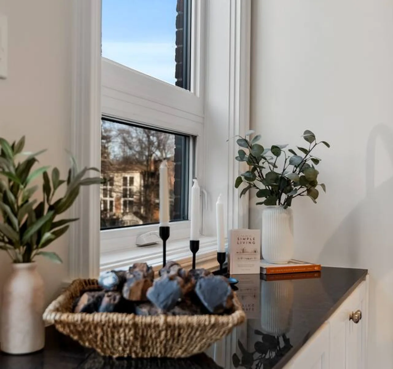 The kitchen’s open layout allows you to move freely as you prepare meals, with everything you need at your fingertips.