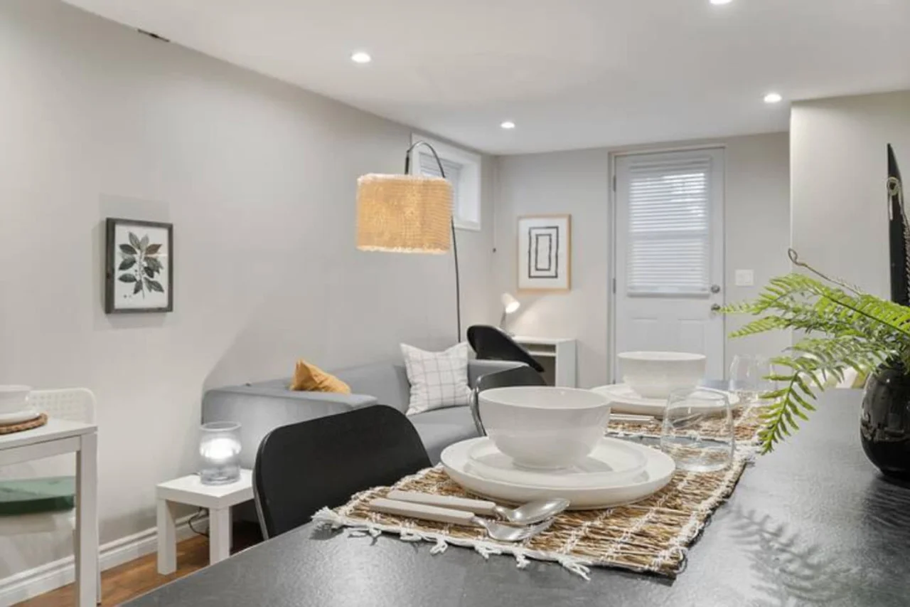 Open-concept area featuring a modern furnishings, and a stylish entertainment setup—ideal for gatherings and relaxation.