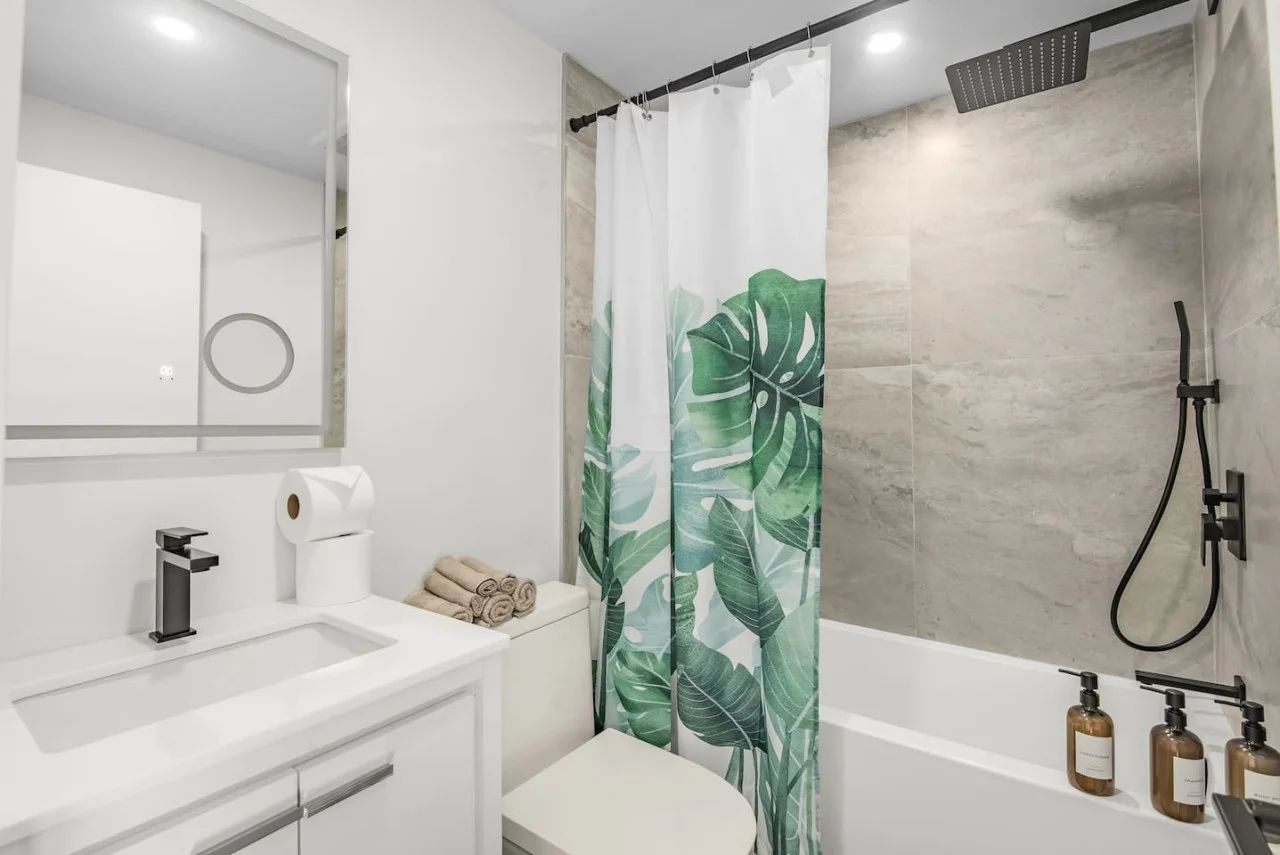 Fully equipped bathroom, complete with modern ameneties and thoughtful touches for your comfort