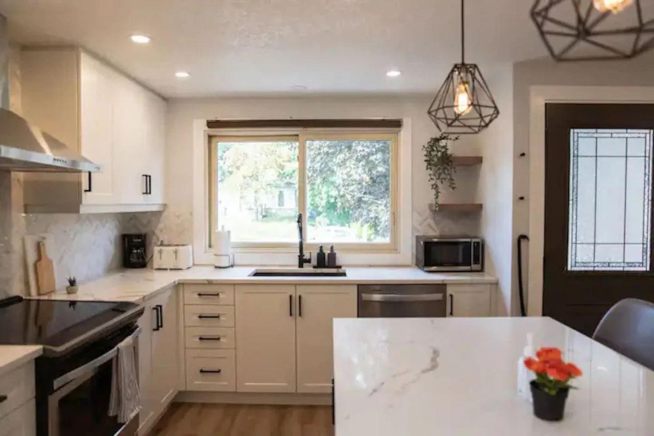 The kitchen’s open layout allows you to move freely as you prepare meals, with everything you need at your fingertips.