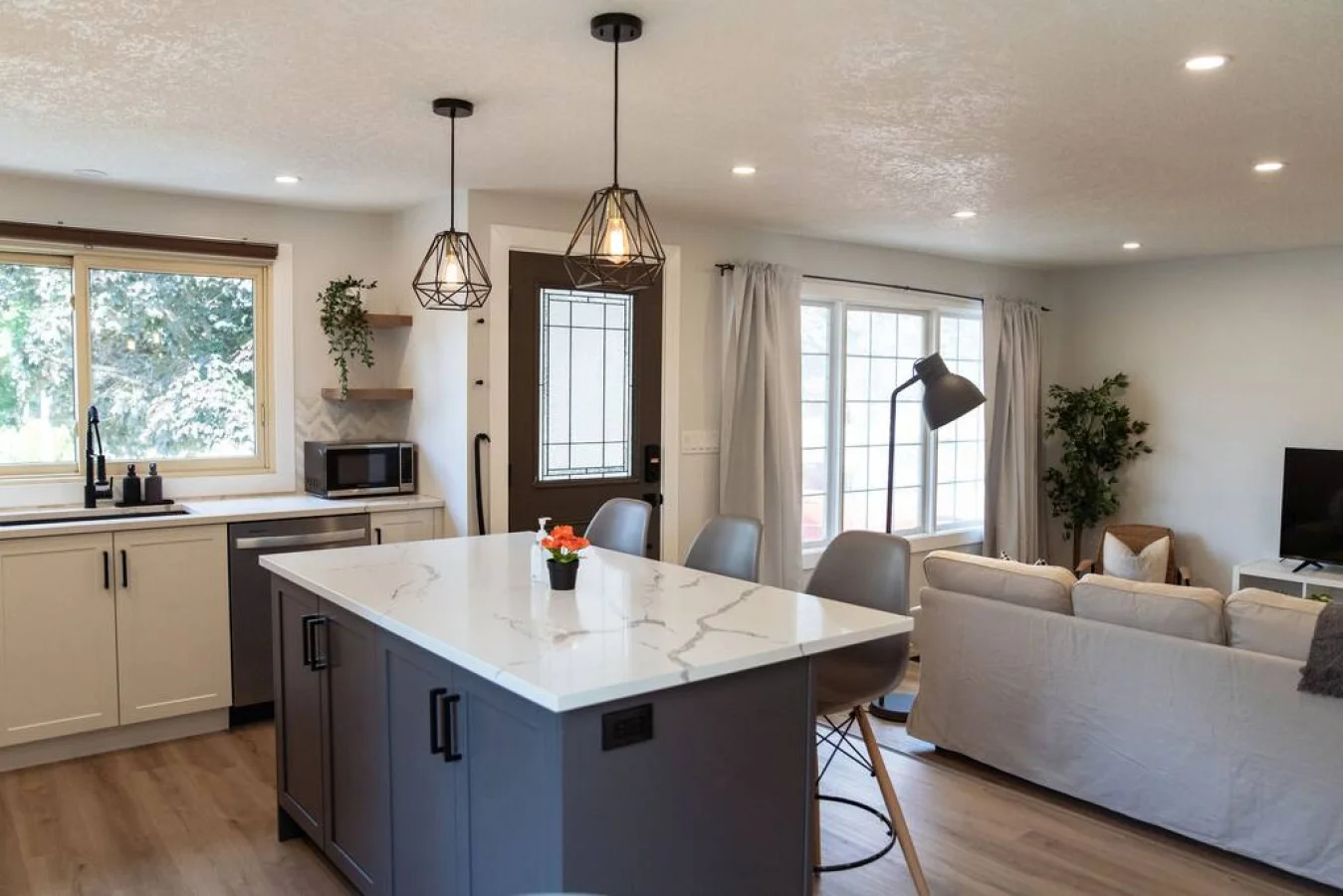 The kitchen’s open layout allows you to move freely as you prepare meals, with everything you need at your fingertips.
