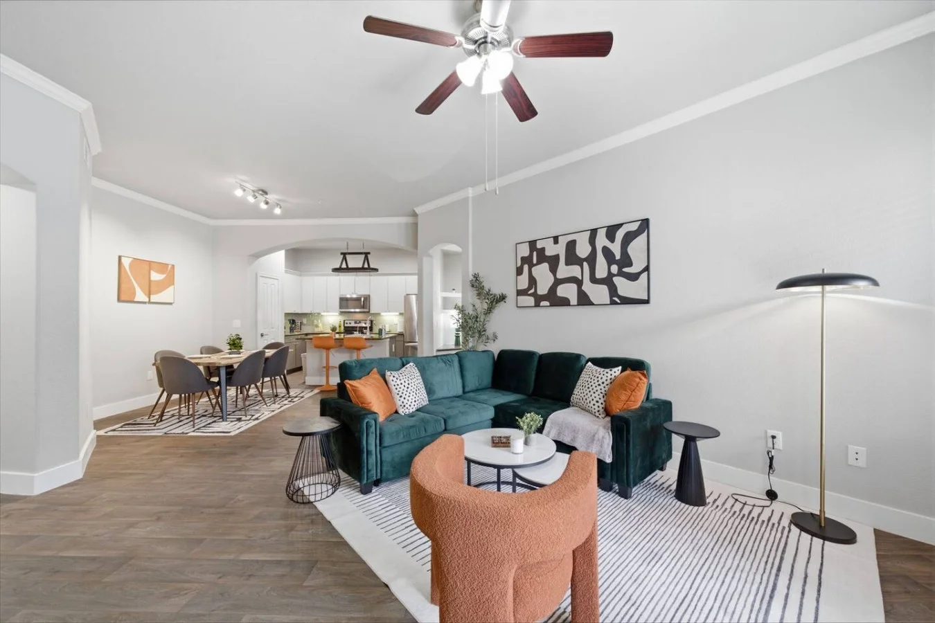 Sleeps 5 | Downtown & Sport Stadiums Nearby | Pool + Gym + Free Parking