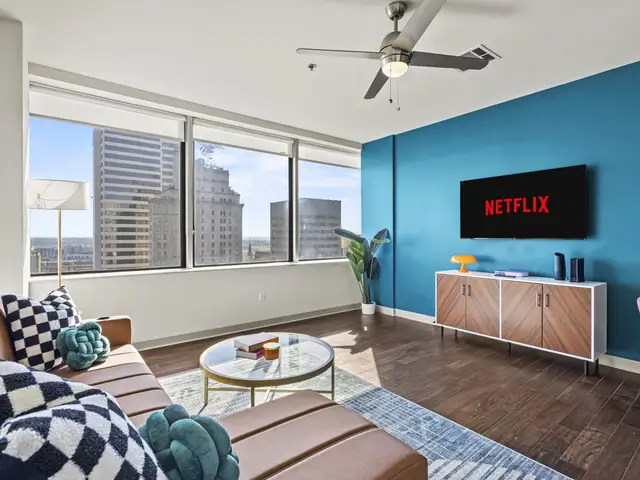 Downtown Dallas 1 BDR | City Views | Pool | Gym
