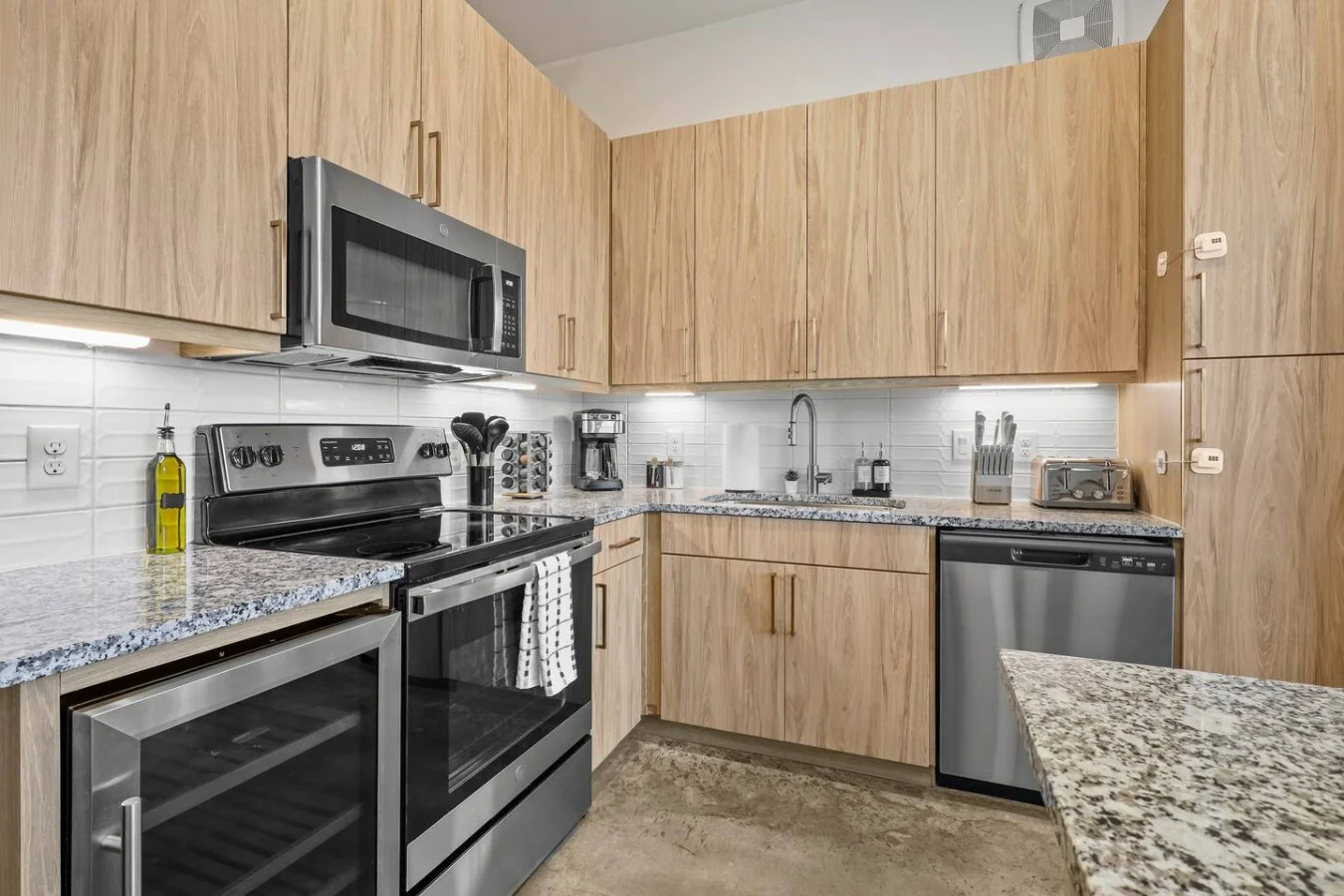 The kitchen’s open layout allows you to move freely as you prepare meals, with everything you need at your fingertips.